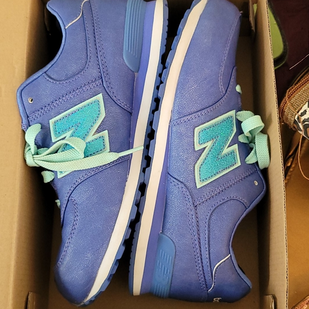 New balance tennis shoes